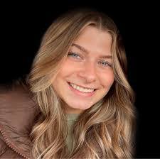 Eva Hunt's Instagram, Twitter & Facebook