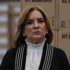 Deshojando a Margarita: retrato crítico de la procuradora
