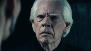 Este hombre te parece de 60 años? : r/severence