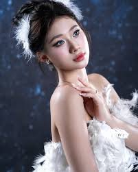 Louis Phạm hóa thân thành nàng thiên nga trắng, chăm chỉ đăng ảnh