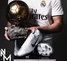 Modric has signed the right boot, making them a unique collector's item. Rmadridhome On Twitter Nike S New Boots In Honor Of Luka Modric S Ballon D Or Win