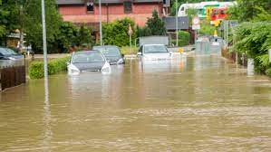 In düsseldorf rückte die feuerwehr zu rund 330 einsätzen aus. Schwere Unwetter Uber Deutschland Wetter De