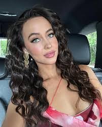 Lea Crosby's Instagram, Twitter & Facebook