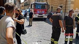 A partire da 38 €. Furgone Inghiottito Nella Voragione Foto