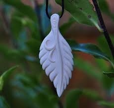 Hand Carved From Cow Bone This Design Depicts The New Zealand Silver Fern Leaf An Iconic Nz Symbol With A Tallas En Hueso Pinturas Hermosas Disenos De Unas