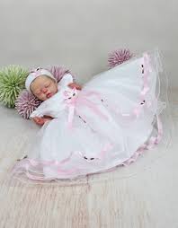 Festliche kleider für hochzeit preisgünstig einkaufen ist jederzeit eine herausforderung. Sommer Taufkleid Madchen Babykleid Weiss Rosa Mit Spitze Schleppe Brautkontor