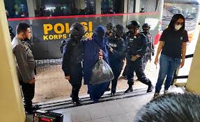 Penangkapan puluhan terduga teroris jaringan jamaah ansharut daulah (jad) di makassar oleh densus 88. Sebanyak 19 Tersangka Teroris Di Makassar Dibawa Densus 88at