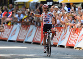 E.leclerc est partenaire du tour de france, à cette occasion participez au grand jeu du tour en magasin et tentez de remporter des sacs de sport en coton bio, des mugs et des jeux de cartes made in france 🇫🇷 une carte obtenue tous les 30€ d'achat ou dès 2 produits partenaires achetés 🍀 voir conditions en magasin 2121 E Leclerc Decroche Le Maillot A Pois Du Tour De France Sport Strategies