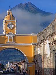 La ciudad de la antigua guatemala es una de las más visitadas en américa, por lo que es una referencia turística internacional. Datei Gt056 Antigua Arch Low Jpeg Wikipedia