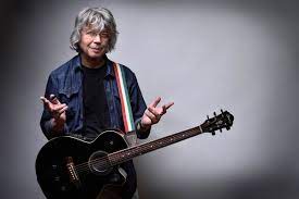 Bródy jános, illés zenekar, koncz zsuzsa, szörényi levente. Tuz Van Babam Itt Az Elso Felvezeto Dal Brody Janos Uj Lemezerol Langolo Gitarok