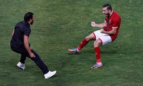 اثار أحمد الطيب المعلق المصري بقنوات بي إن سبورت القطرية جدلاََ واسعاََ بشأن رحيل الدولي التونسي علي معلول الظهير الأيسر للفريق الأول لكرة القدم بالنادي الأهلي خلال فترة الانتقالات الصيفية القادمة. ÙŠÙ‡Ù…Ùƒ ÙƒÙˆÙ…