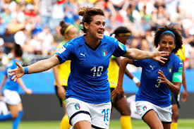 Luciana durante treinamento junto à seleção feminina principal créditos: Copa Do Mundo De Futebol Mundial Feminino Italia Goleia E Assume A Lideranca Do Grupo Do Brasil Veja
