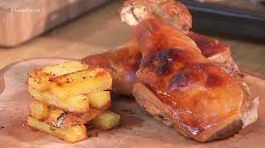 Espalda de cochinillo, hierbas, limón, sal, aceite de oliva, pimienta y un. Torres En La Cocina Cochinillo Rtve Es