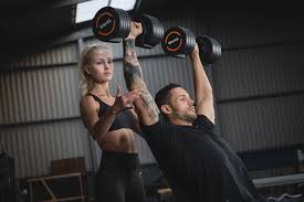 Beugen sie nun den unterarm und führen sie die hantel an die schultern heran. 10 Effektive Hantelubungen Fur Zuhause Sport Tiedje Das Fitness Blog