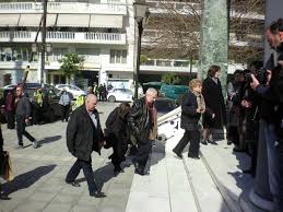 Πως δημιούργησε ο λάκης λαζόπουλος τους δέκα μικρούς μήτσους; Syntetrimmenos O Lakhs Lazopoylos Sthn Khdeia Ths Mhteras Toy Stefani Esteile O Ale3hs Tsipras Eikones Ellada Iefimerida Gr