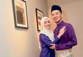 Saya harap abah dan mak saya tahu aliff syukri bukan budak bodoh sekolah tapi saya ada penyakit disleksia punya semangat yg besar.anton (nama manja saya masa kecik) sayag mak abah sampai syurga❤. Biodata Pengasas V Asia Datuk Dr Azril Mohd Radzi Azhan Co