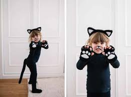 Vestite il bambino di nero, poi con della stoffa verde create il classico costume, ricordandovi di con un po' di fodera nera create la bandana e anche la benda sull'occhio, così sarà più morbida. 11 Idee Su Costumi Per Il Gatto Costumi Carnevale Costumi Fai Da Te