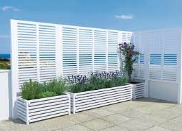 Der sichtschutz wird mit den mitgelieferten seilen am balkongeländer befestigt und einfach durch die ösen geführt. Kombischutz Sichtschutz Oasi Von Ethimo Bild 4 Backyard Garden Design Garden Design Backyard Design