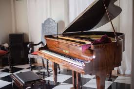 Pianos are lovely musical instruments that are extremely difficult to move. How To Choose A Piano For A Beginner Student