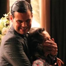 Em "Joia Rara", Manfred agarra Amélia: "Eu vou te fazer feliz"