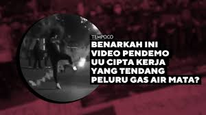 Cek, kick, check, cheque, kickban, cheques, kick/ban, kick start, open check. Benarkah Ini Video Pendemo Uu Cipta Kerja Yang Tendang Peluru Gas Air Mata Video Tempo Co