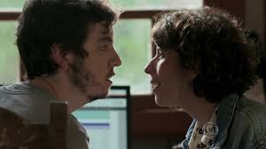 Bianca e Pérsio descobrem suas identidades e se beijam