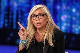 Mara venier vuole accomodarsi tra i giornalisti, ma per problemi tecnici non si può, quindi è sullo sgabello al centro dello studio accanto alla de santis. Mara Venier Resta A Domenica In La Conduttrice Rompe Il Silenzio