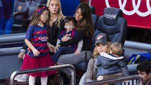 Leo messi y antonella roccuzzo, efe con el pelo suelto, unos tejanos grises rotos por la zona de la rodilla y luciendo una favorecedora camiseta blanca, que resalta su bonito tono de piel. Shakira Por Que Antonella Roccuzzo Odia A La Cantante Y Esposa De Gerard Pique Espana Argentina Lionel Messi Barcelona Fc Shak La Republica