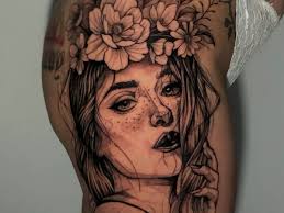 Tatuaxe de retrato negro e gris de "Muller, coroa e bolboreta baixo a lúa e  as estrelas" de Rene Cristobal