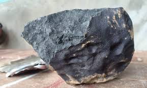 Hace unos días, se reportó la caída de un meteorito en una zona de indonesia. Indonesia Cayo Un Meteorito Sobre El Techo De La Casa De Un Fabricante De Ataudes Y Lo Convirtio En Milllonario Infobae