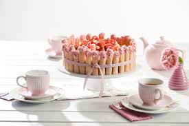 Wie diese sommerliche variante zu hause gelingt, zeigt unsere backexpertin marion. Ein Klassiker Aus Royalen Kreisen Charlotte Rezepte Backen De