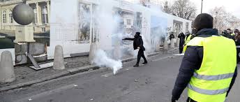 On comptabilisait 60 000 manifestants gilets jaunes en france pour l'acte 24 malgré les obstacles dressés par gouvernement macron / castaner. Acte Xiii Des Gilets Jaunes 51 400 Manifestants En France Le Point