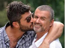 George Michael avrebbe 60 anni: come nacquero gli Wham!, il coming out (e  il videoclip ironico sul suo arresto), 7 segreti