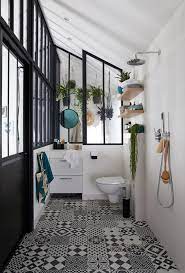 Un lavabo en verre transparent pour des jeux de lumière intéressants. Salle De Bains Blanche 10 Idees Deco Pour Lui Donner Du Style Cote Maison