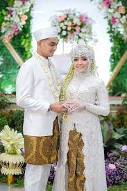 Baju akad, baju koko untuk akad nikah, contoh kebaya akad, kebaya akad nikah muslim modern. Kebaya Akad Nikah Andini Irvan Laksmi Kebaya Muslimah Islamic Bride Bridestory