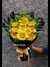 Biasanya penjualan bunga akan meningkat di antaranya seperti pada saat valentine, imlek, natal. Hand Buket Bunga Matahari Toko Bunga Toko Parcel Jakarta