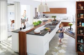 Als arbeitsfläche zur zubereitung von speisen müssen küchenarbeitsplatten besonders robust und pflegeleicht sein. Eine Fur Alle Die Barrierearme Kuche Handicap Life