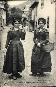 Postcard Une Fileuse Et Une Paysanne D Auvergne En Costumes Spinning Wool Spin Art Spinning Yarn