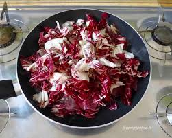 Cuocete in forno statico ben caldo a 180° adagiati in una pirofila da forno pennellata di olio. Radicchio In Padella Ricetta Light E Veloce Passo Passo