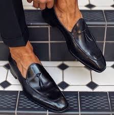 Black And White Loafers With Tassels Handmade Black Color Leather Super Hot Loafers Tassel Loafer For Men In 2020 Loafers Men Tassel Loafers Gentleman Shoes