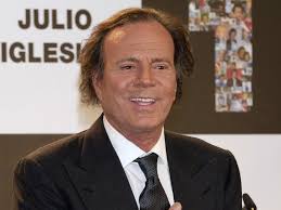 Dos exempleadas de Julio Iglesias denuncian al artista ante la Audiencia Nacional por trata y agresión sexual