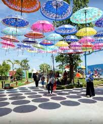 Anda dapat berfoto dan berselfie di atas sini dengan background persawahan dan perkebunan yang hijau. Tiket Masuk Bukit Cinta Pemekasan 2021 Harga Tiket Dan Rute Menuju Puncak Ratu Pamekasan Parkir Kendaraannya Pun Juga Standar Untuk Sepeda Motor Rp2 000 Mobil Aleen Mahony