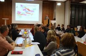 Ein wahllokal im kirchcafé und die geöffnete bücherei sorgte für weiteren regen publikumsverkehr. Gemeindeversammlung Im Dietrich Bonhoeffer Haus In Schmiden Kirche Will Attraktiver Werden Rems Murr Kreis Stuttgarter Zeitung