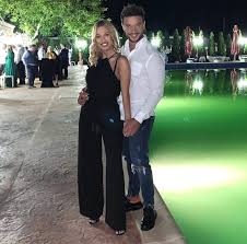 Pleșa este și iubita fostului ministru pnl ionuț stroe. Exclusiv Dima Trofim Nu Se Mai Ascunde Artistul A ApÄƒrut La BraÅ£ul Unei Blonde Sexy Spynews Ro