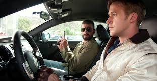 Bezimienny kierowca postanawia pomóc mężowi swojej sąsiadki w anulowaniu długu u groźnych bandytów. Drive Film 2011 Trailer Kritik Kino De