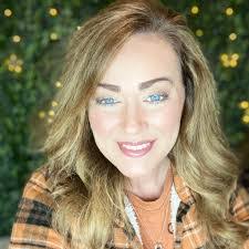 Jennifer Singleton's Instagram, Twitter & Facebook