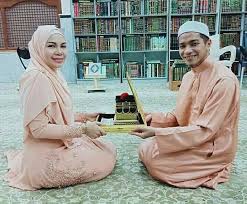 Menurut peguam itu lagi, da'i farhan kini dikatakan berada di china bersama isteri keduanya. Da I Farhan Cerai Isteri Aura Ke 19 Sedang Hamil Anak Pertama Berita Projekmm