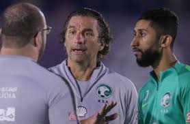 وأن الفرج مع الكرب ذكر النصر مع الصبر، وذكر الفرج مع الكرب، والكرب المقصود به الشدة، والشدة لا تدوم، لا يمكن أن يدوم ذلك على حال واحدة، فالليل يعقبه النهار، والشدة يعقبها الفرج، والله  يقول: ÙƒØ£Ù€Ø³ Ø¢Ø³ÙŠØ§ Ø¨ÙŠØªØ²ÙŠ ÙŠØ³ØªØ¨Ø¹Ø¯ Ø³Ù„Ù…Ø§Ù† Ø§Ù„ÙØ±Ø¬ Ø±Ø³Ù…ÙŠØ§ ÙˆÙ‡Ø°Ø§ Ø¨Ø¯ÙŠÙ„Ù‡ Ø§Ù„Ø±ÙŠØ§Ø¶Ø©