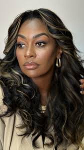 ✨ Transformação mágica! ✨ Confira o antes e depois dessa make incrível! 💄✨  Nada como um toque de cor e brilho para realçar a beleza que já existe.  Quem mais ama um bom glow up? 😍💫 #Makeover ...