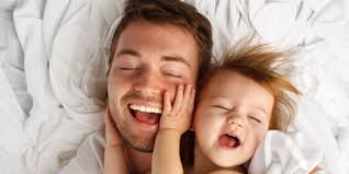 Cuando un recién nacido aprieta con su pequeño puño, por primera vez, el dedo de su padre, lo tiene atrapado para. Frases Para Papa De Su Hija Frases Cortas En Este Dia Del Padre Netjoven